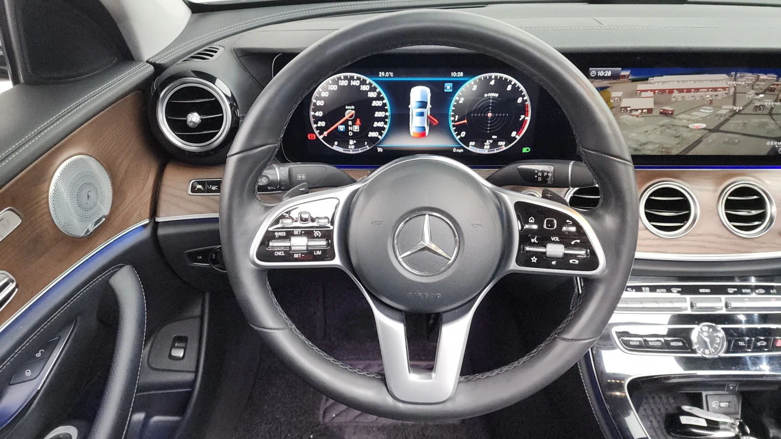 Mercedes-Benz E 300 E300 Exclusive | HUD | 360  Камера | Вентилирани , снимка 11 - Автомобили и джипове - 55541435