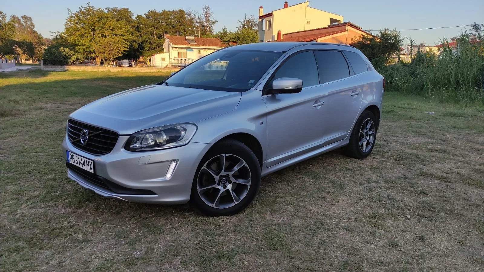 Volvo XC60 2.4 D4 AWD - изображение 3