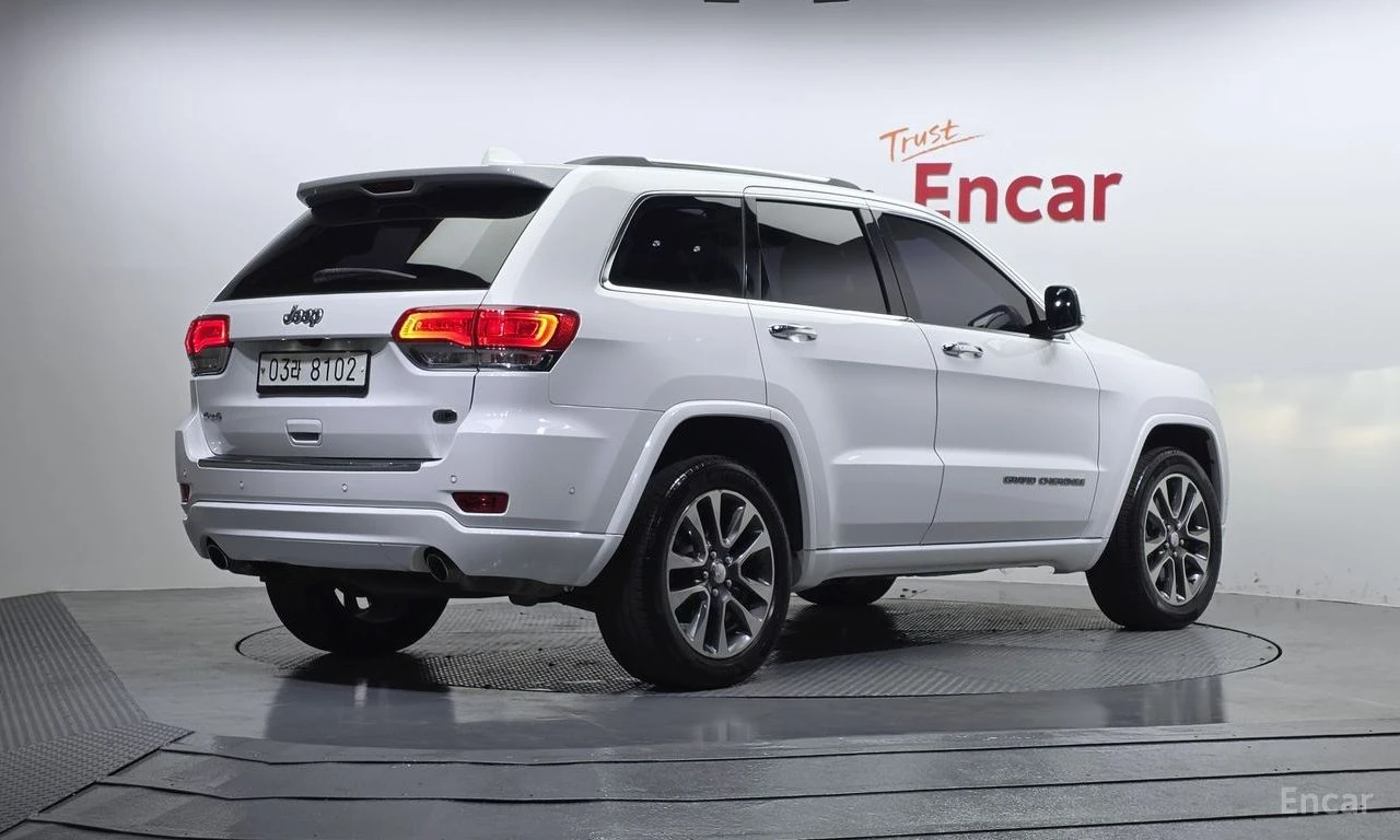 Jeep Grand cherokee 3.6 Overland* DISTRONIC* ПОДГРЕВ* ОБДУХВАНЕ* PANO*, снимка 3 - Автомобили и джипове - 54623729