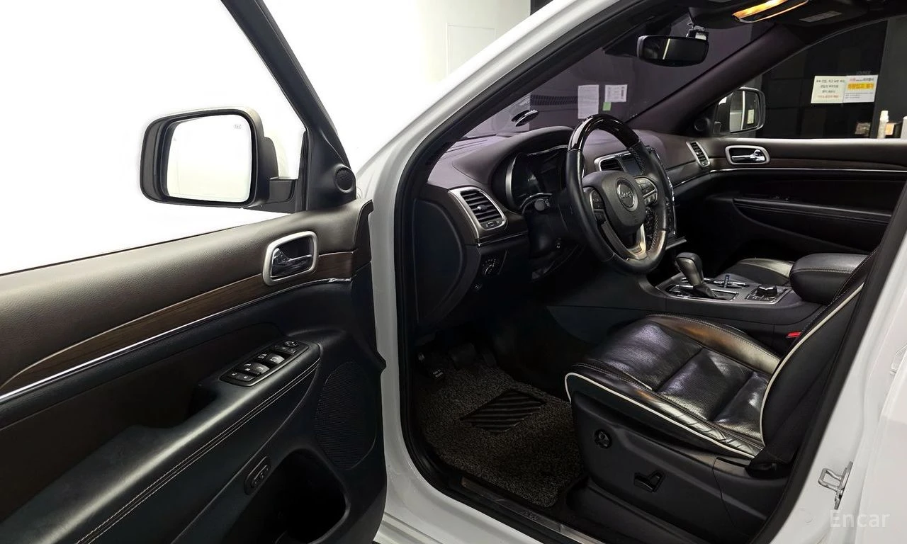 Jeep Grand cherokee 3.6 Overland* DISTRONIC* ПОДГРЕВ* ОБДУХВАНЕ* PANO*, снимка 6 - Автомобили и джипове - 54623729