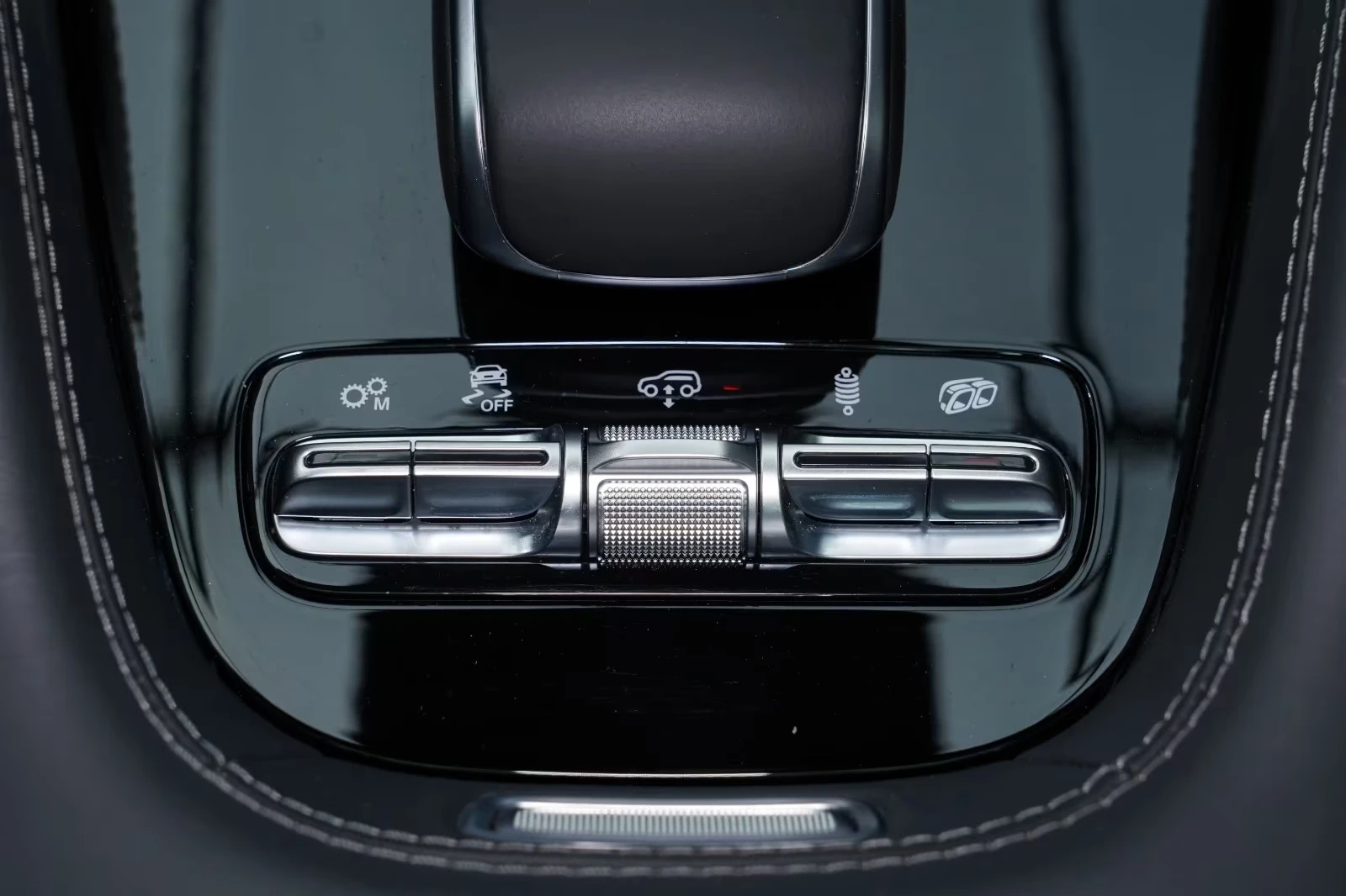 Mercedes-Benz GLE 63 S AMG 4 MATIC / BURM / PANO / 360 / CARBON / HEAD-UP, снимка 13 - Автомобили и джипове - 54929483