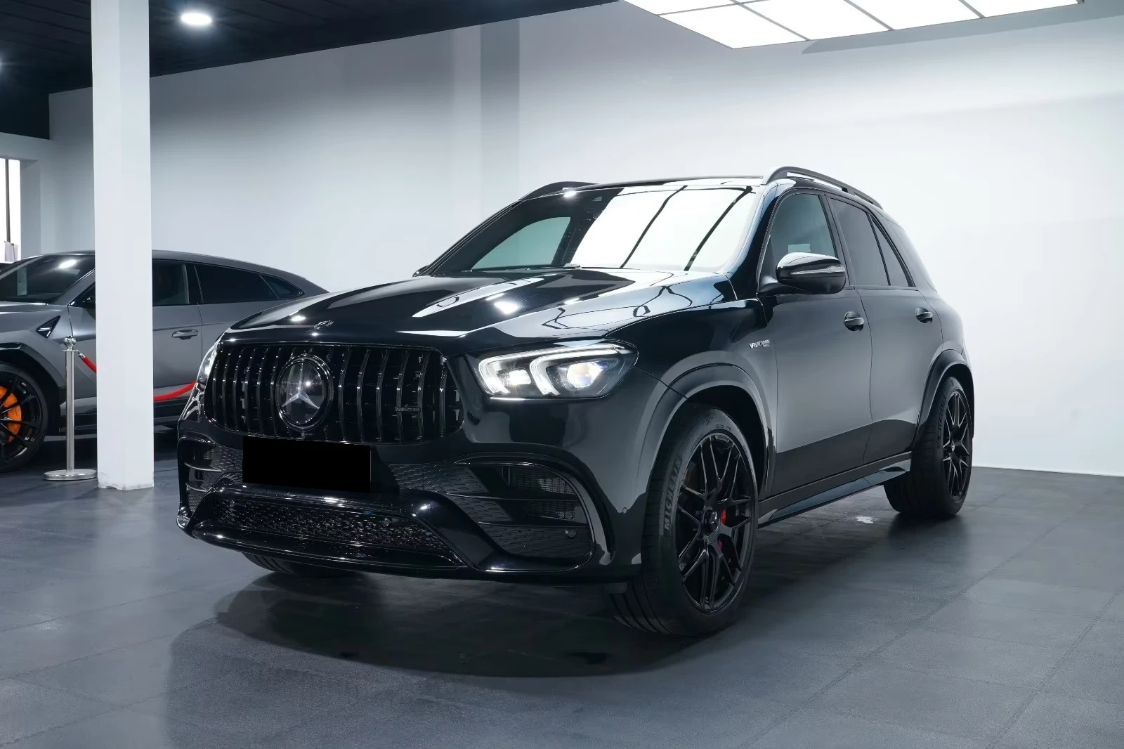Mercedes-Benz GLE 63 S AMG 4 MATIC / BURM / PANO / 360 / CARBON / HEAD-UP, снимка 3 - Автомобили и джипове - 54929483