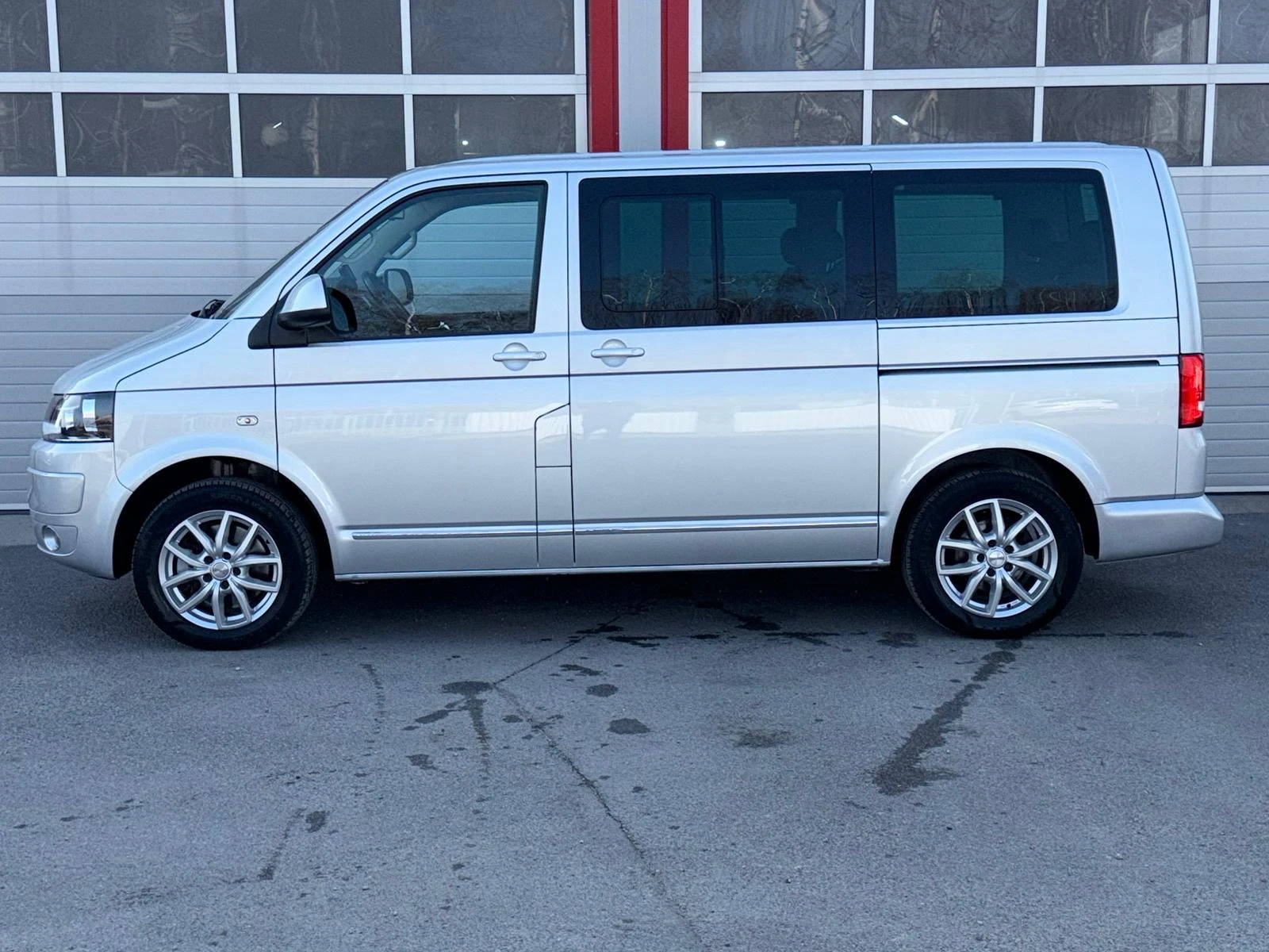VW Multivan 2.0TDI AUTOMATIK DSG NAVI EVRO 5A ЛИЗИНГ!!!, снимка 6 - Бусове и автобуси - 55897138