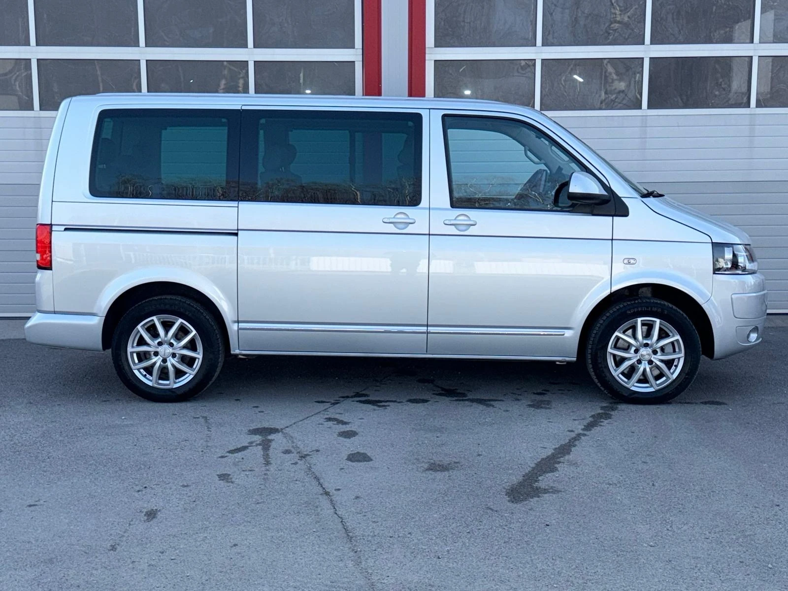 VW Multivan 2.0TDI AUTOMATIK DSG NAVI EVRO 5A ЛИЗИНГ!!!, снимка 7 - Бусове и автобуси - 55897138