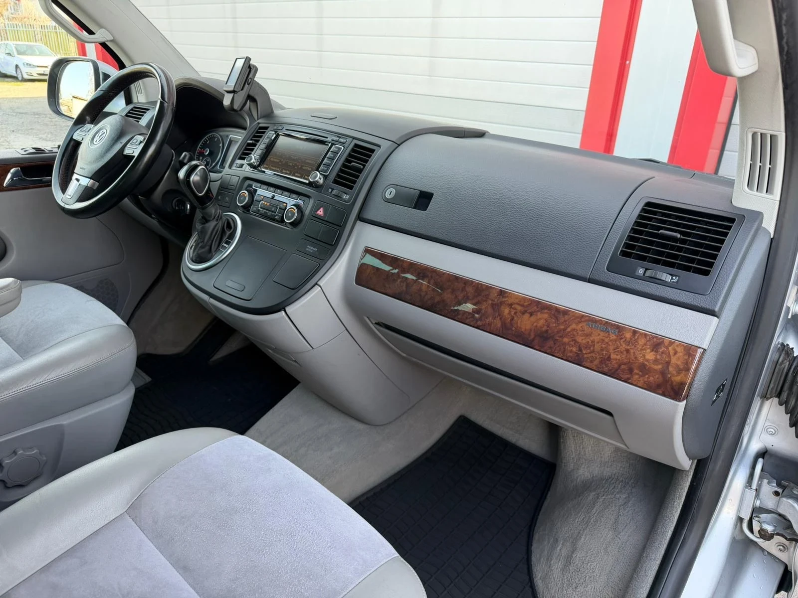 VW Multivan 2.0TDI AUTOMATIK DSG NAVI EVRO 5A ЛИЗИНГ!!!, снимка 14 - Бусове и автобуси - 55897138