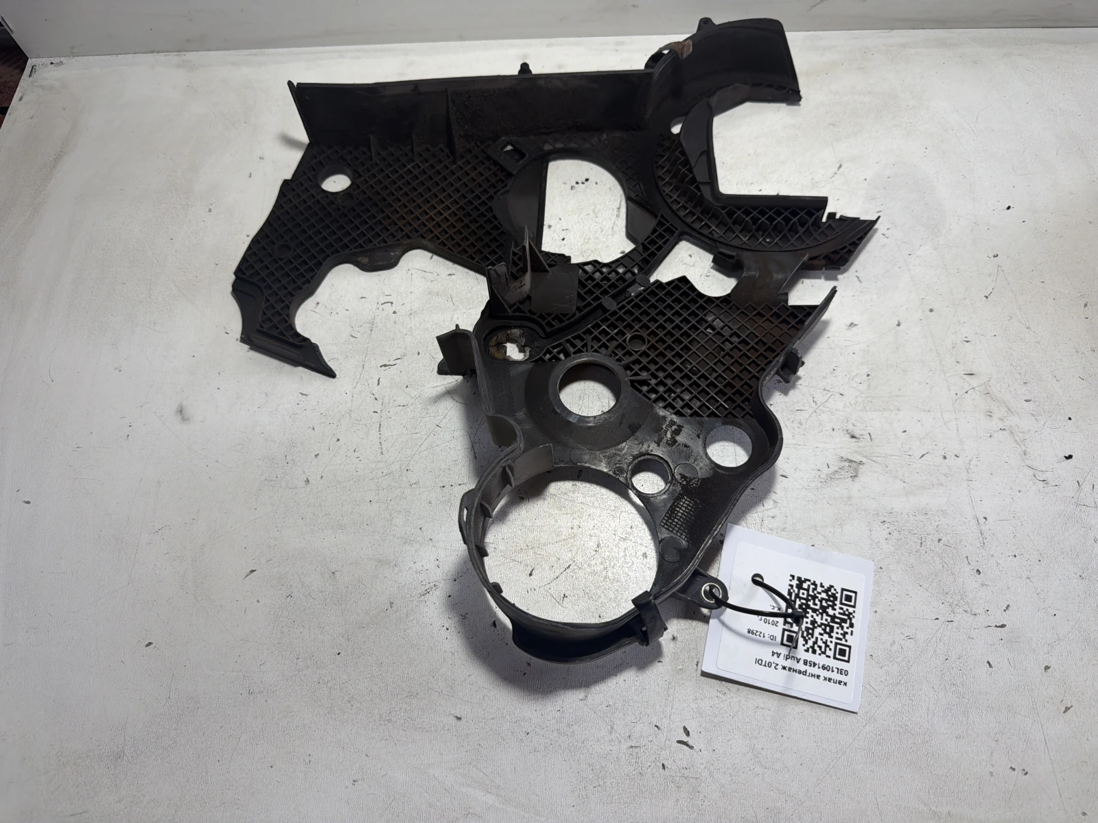 капак ангренаж 2,0TDI 03L109145B Audi A4