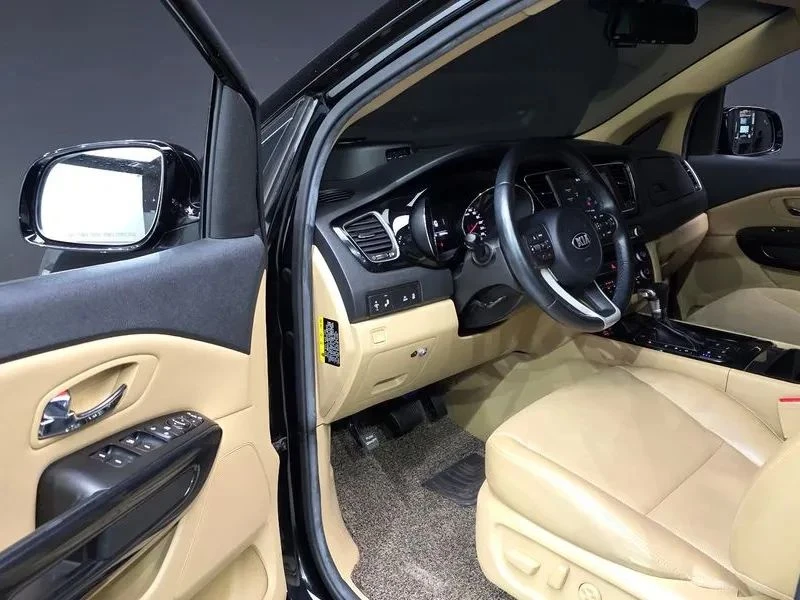 Kia Carnival, снимка 10 - Автомобили и джипове - 56689503