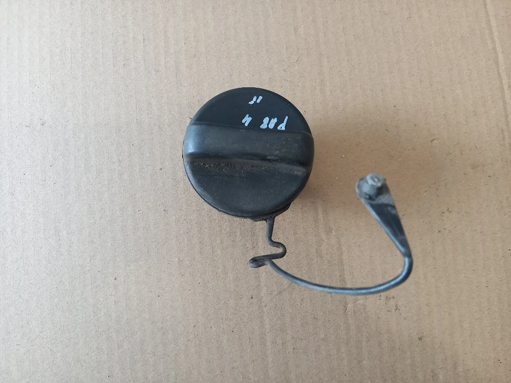 Капачка резервоар вътрешна Тойота Рав4 (1)