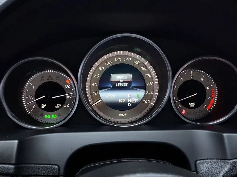 Mercedes-Benz E 200 coupe , снимка 8 - Автомобили и джипове - 54892263