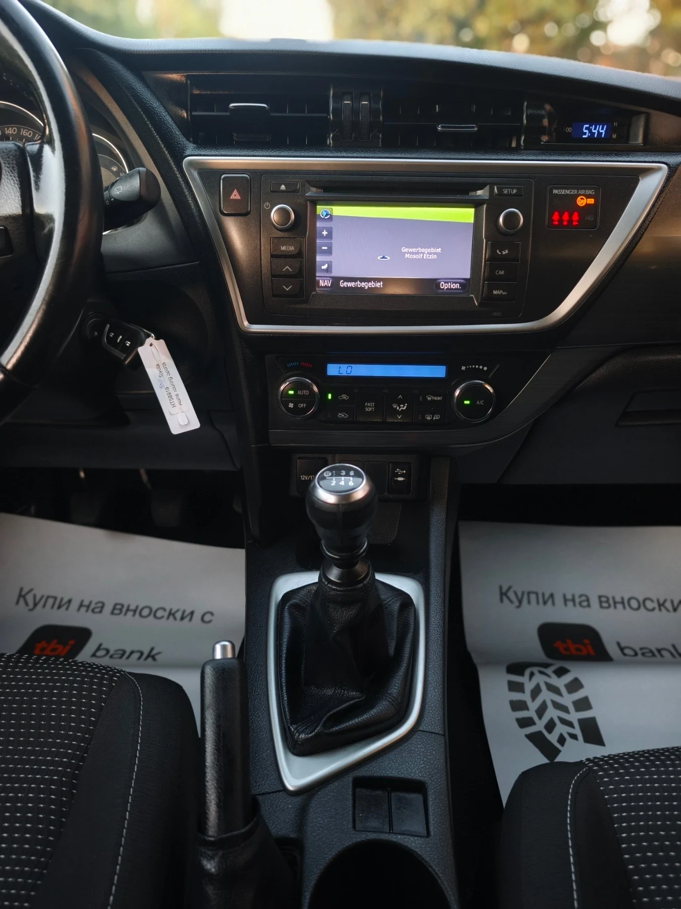 Toyota Auris 1.6i-132к.с Лизинг Би Ксенон Панорама Камера - изображение 10