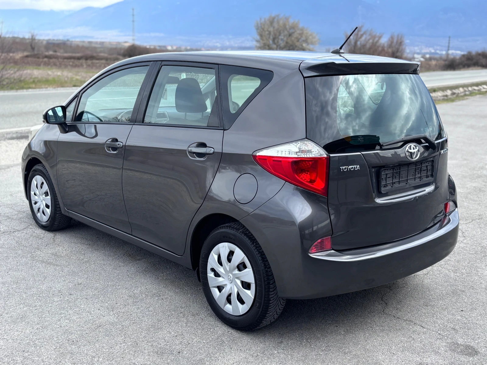 Toyota Verso S 1.3 i GPL Автоматик, снимка 4 - Автомобили и джипове - 54000420