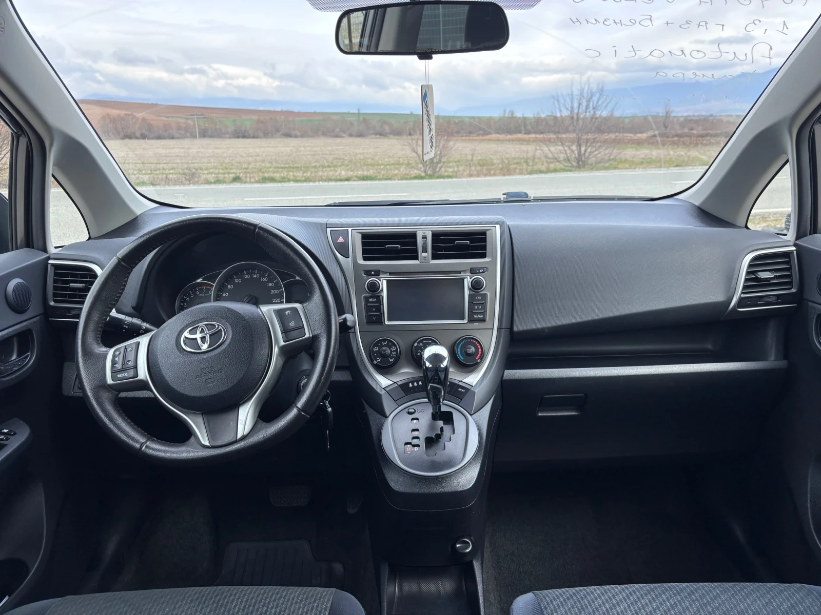 Toyota Verso S 1.3 i GPL Автоматик, снимка 12 - Автомобили и джипове - 54000420