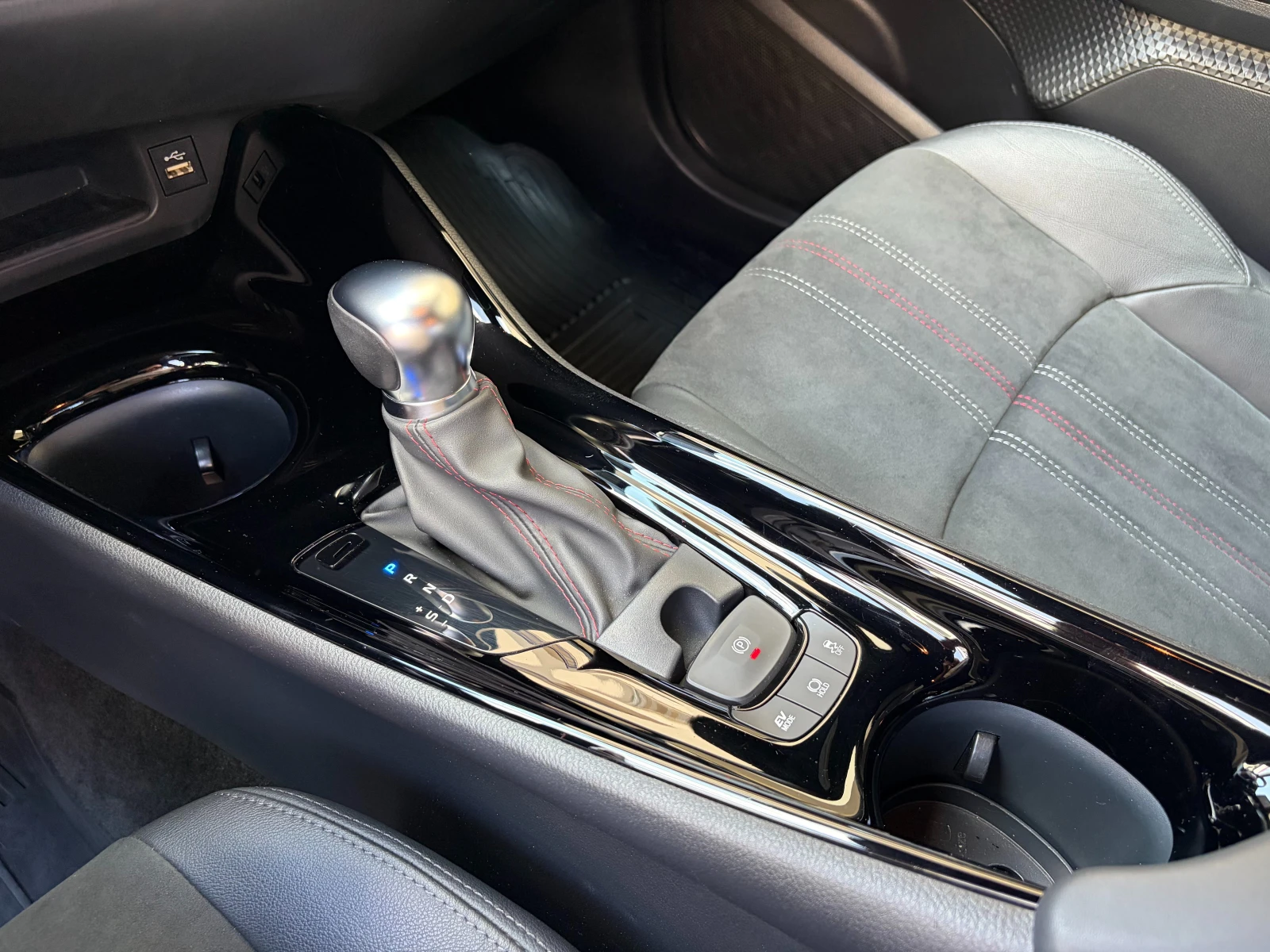 Toyota C-HR 2.0 HSD GR Sport- в Гаранция, снимка 13 - Автомобили и джипове - 55528413