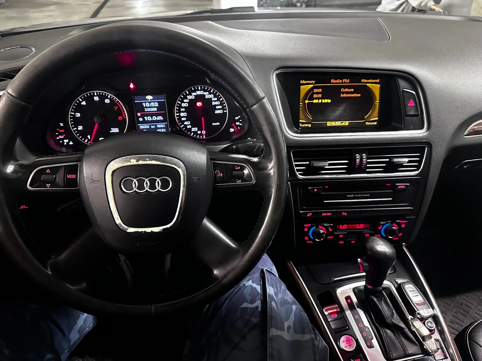 Audi Q5 3.2 FSI, снимка 5 - Автомобили и джипове - 56352456