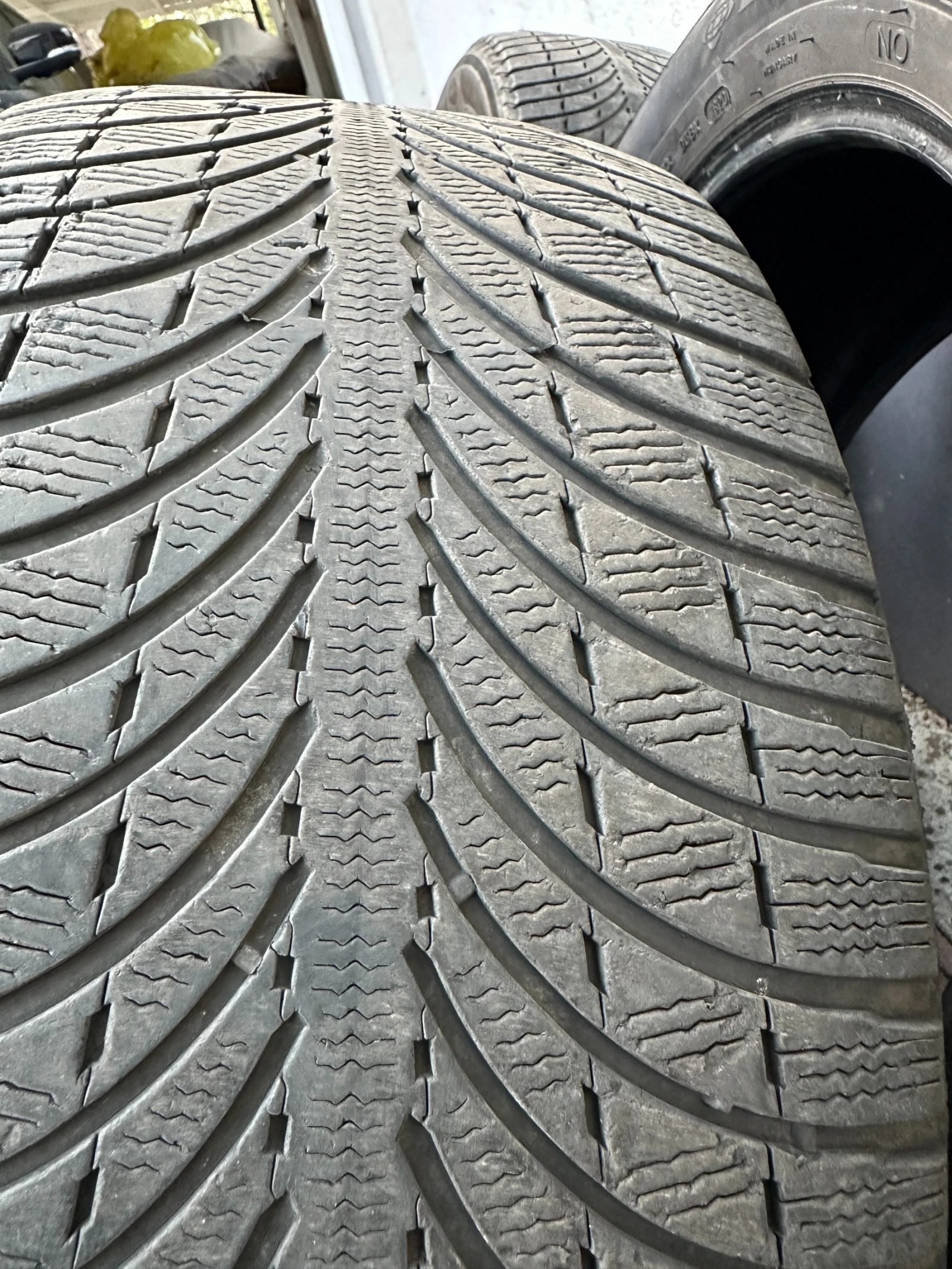 Гуми Зимни 255/50R19, снимка 8 - Гуми и джанти - 54388103