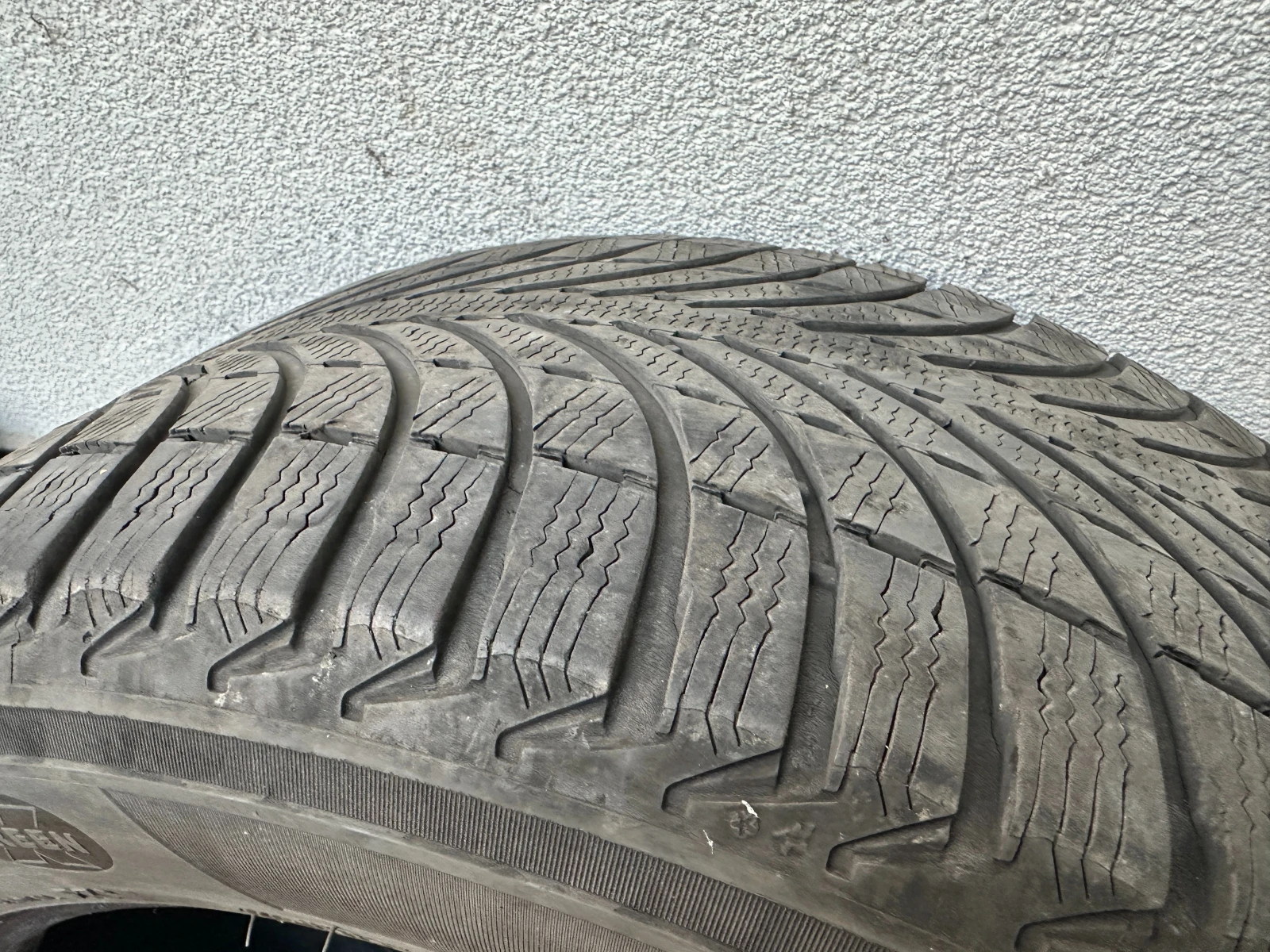 Гуми Зимни 255/50R19, снимка 3 - Гуми и джанти - 54388103