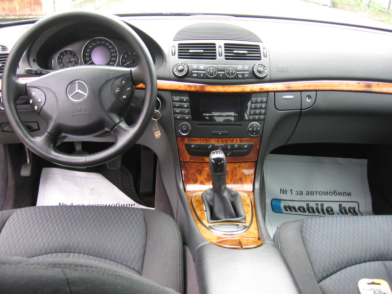 Mercedes-Benz E 200, снимка 10 - Автомобили и джипове - 40587618
