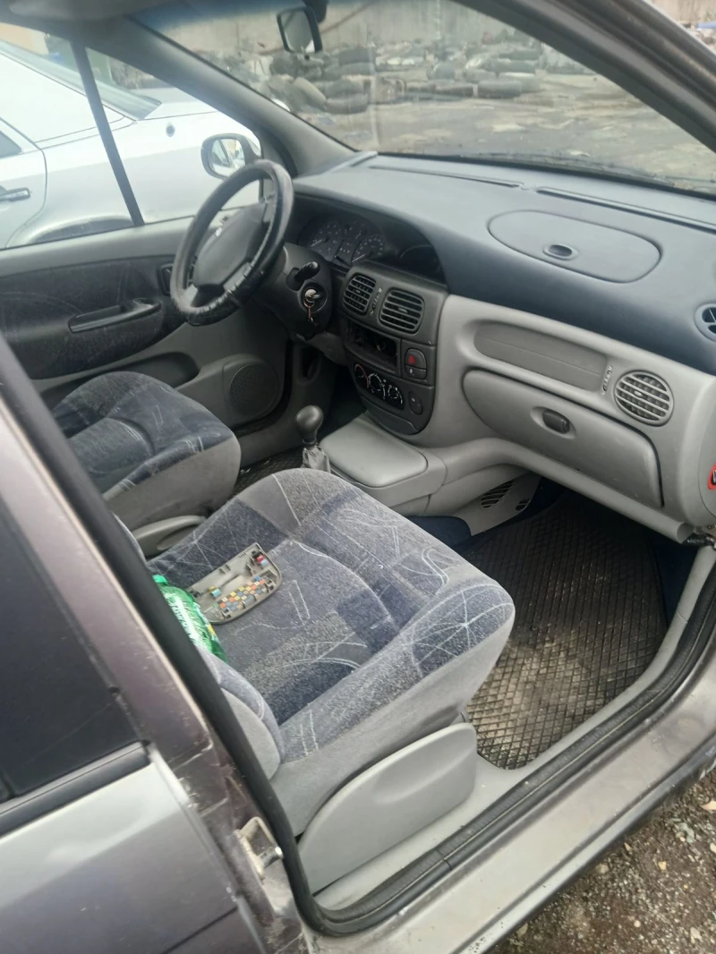 Renault Megane Scenic, снимка 5 - Автомобили и джипове - 51028788