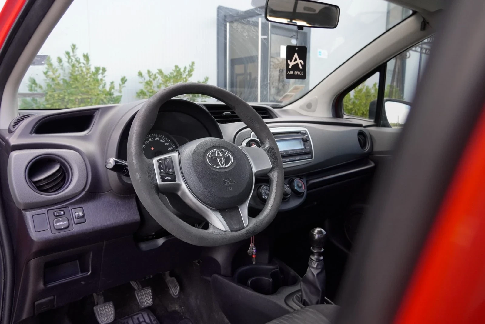 Toyota Yaris  - изображение 6