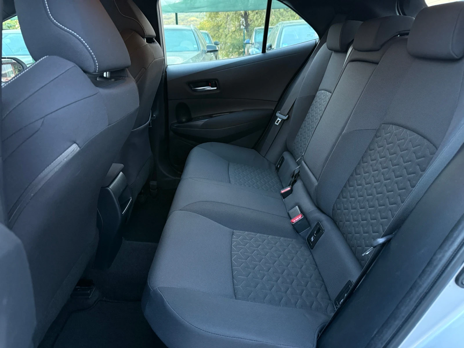 Toyota Corolla 1.8 HYBRID  - изображение 10