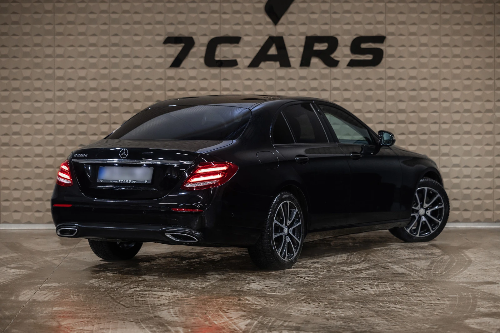 Mercedes-Benz E 220 * Head-Up* 9 G-Tronic* Heating Seats*  - изображение 6