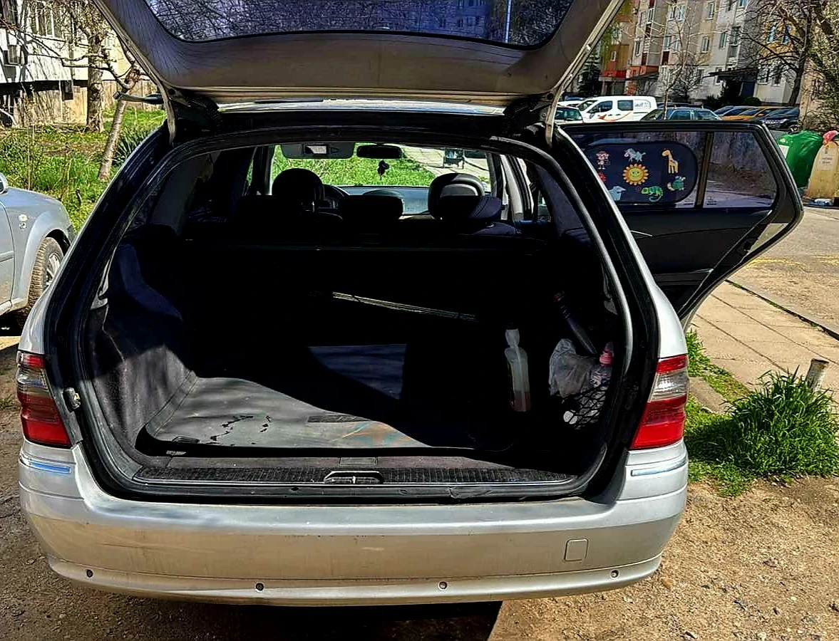 Mercedes-Benz E 220, снимка 2 - Автомобили и джипове - 54127697