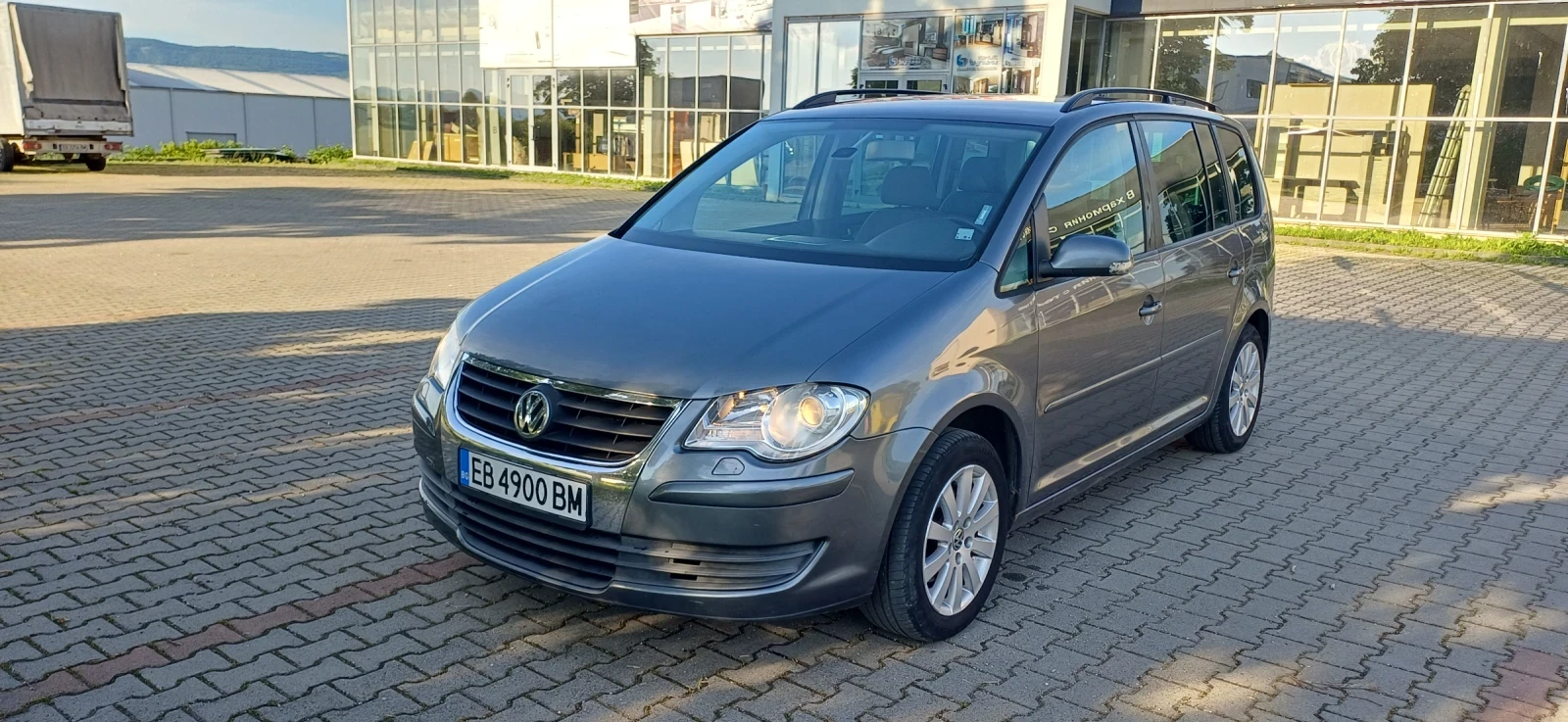 VW Touran Миниван, снимка 2 - Автомобили и джипове - 54839552