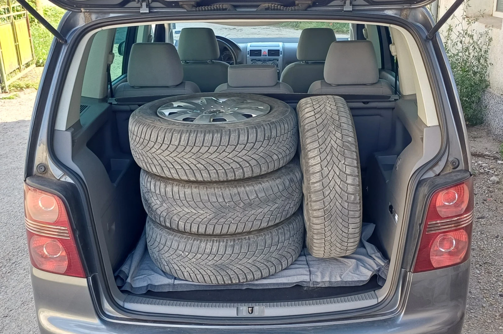 VW Touran Миниван, снимка 14 - Автомобили и джипове - 54839552