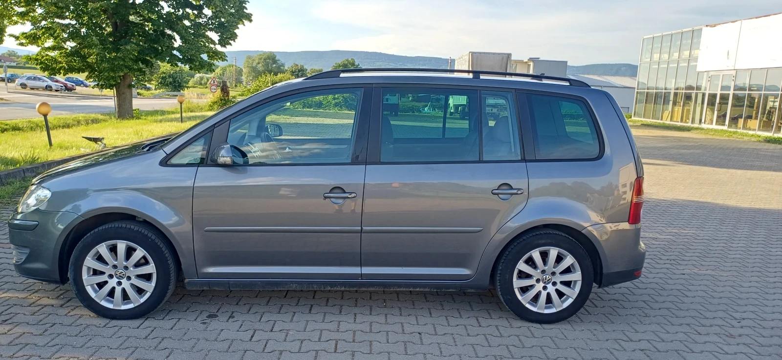 VW Touran Миниван, снимка 6 - Автомобили и джипове - 54839552