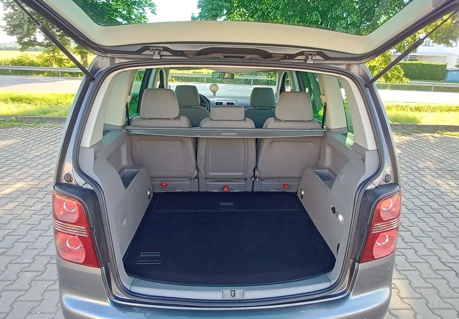 VW Touran Миниван, снимка 13 - Автомобили и джипове - 54839552