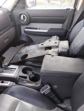 Dodge Nitro, снимка 10 - Автомобили и джипове - 53345333