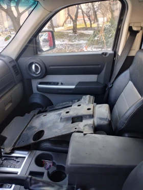 Dodge Nitro, снимка 13 - Автомобили и джипове - 53345333