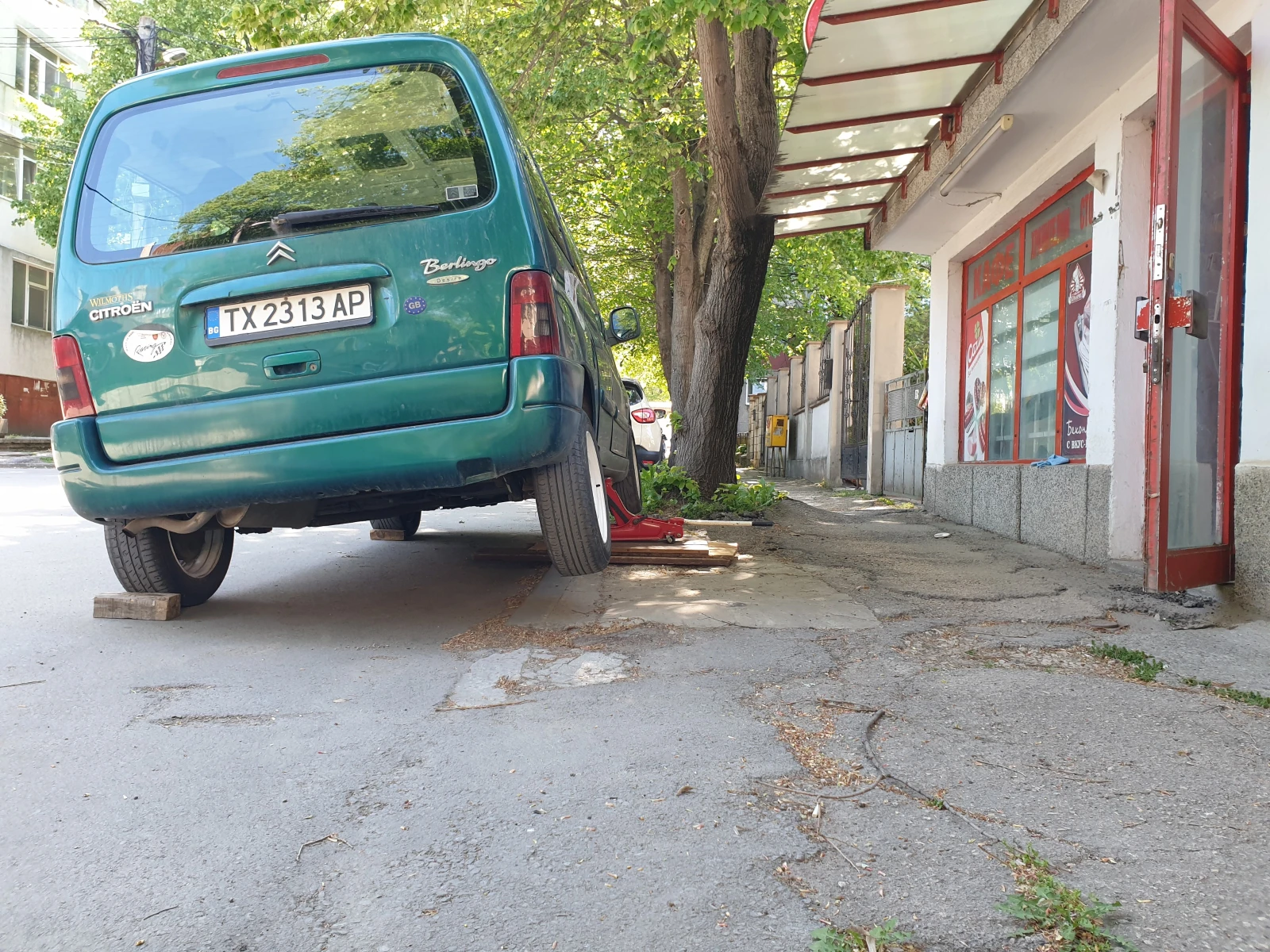 Peugeot Partner Citroen Berlingo задна врата багажник с амортисьори KRZD