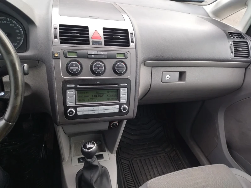 VW Touran, снимка 12 - Автомобили и джипове - 48376326