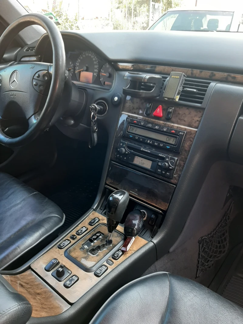 Mercedes-Benz E 320, снимка 8 - Автомобили и джипове - 52549542