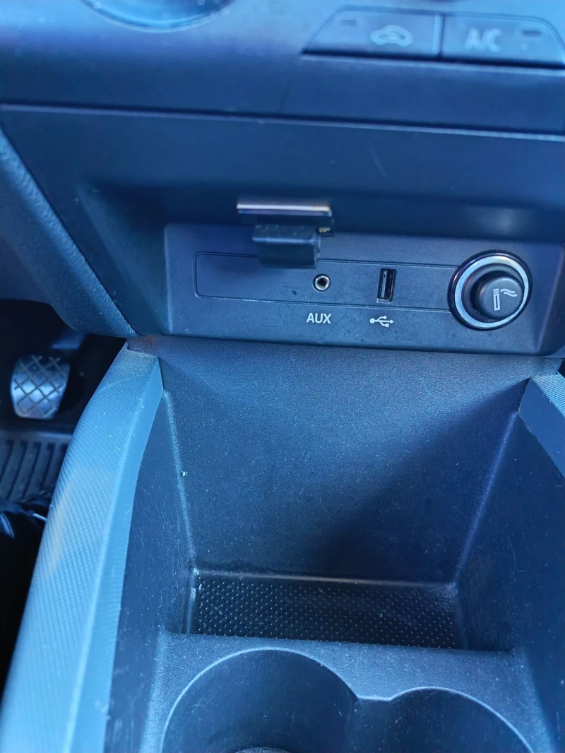 Skoda Fabia 1.2i, снимка 15 - Автомобили и джипове - 52921763