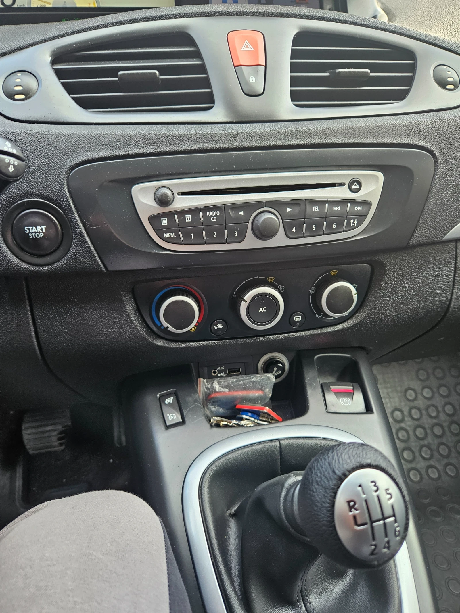 Renault Scenic, снимка 6 - Автомобили и джипове - 56132549