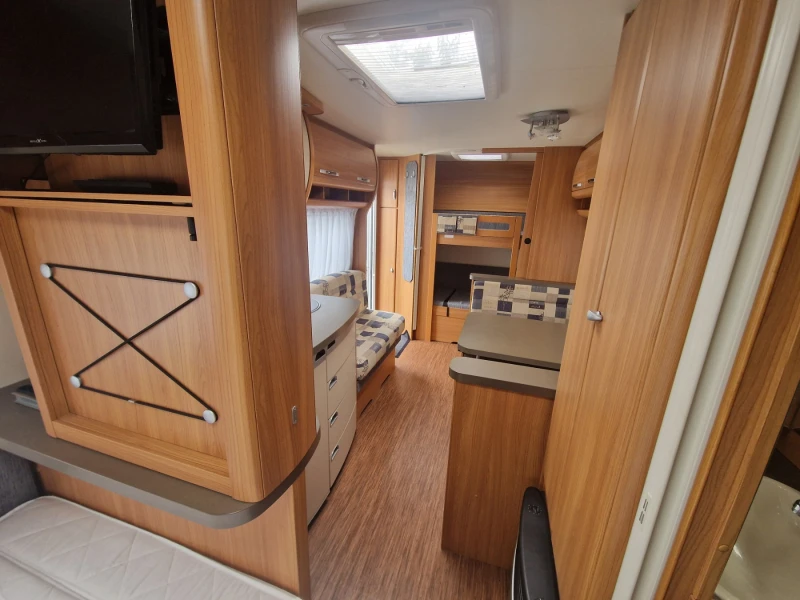 Каравана Hobby De Luxe 540 Швейцария, снимка 12 - Каравани и кемпери - 52617428