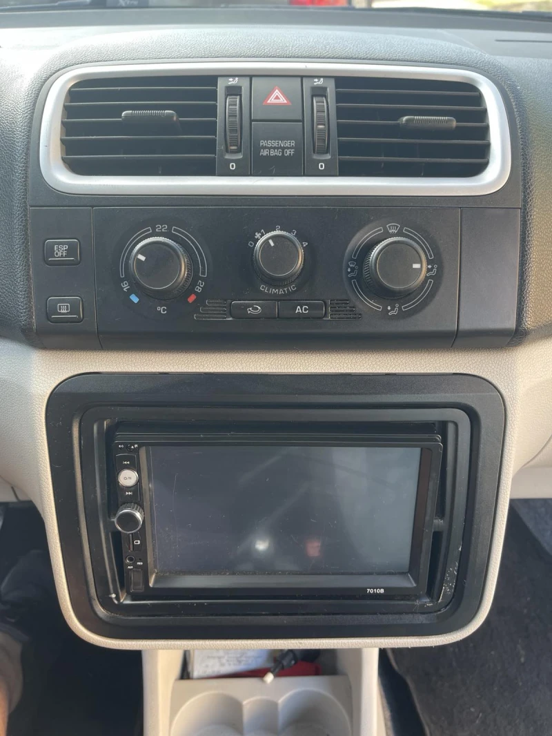 Skoda Fabia, снимка 10 - Автомобили и джипове - 52930373