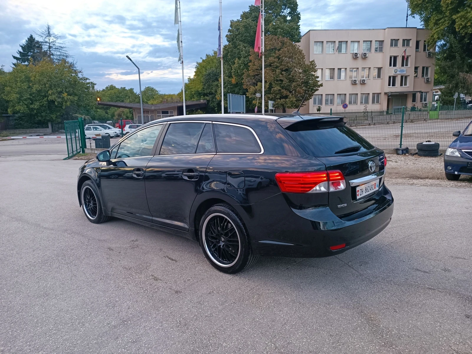 Toyota Avensis 2.0i-152кс-ШВЕЙЦАРИЯ-РЪЧКА-6ск-KEYLESS-NAVI - изображение 5