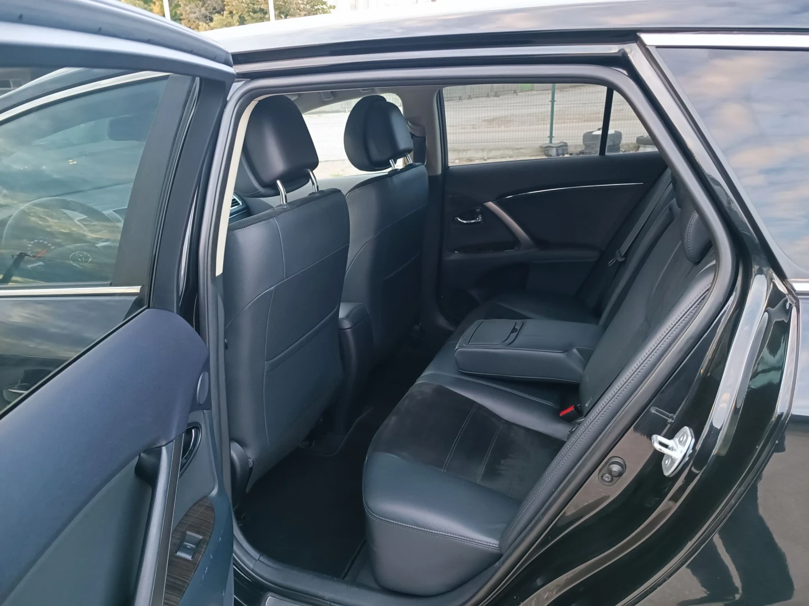 Toyota Avensis 2.0i-152кс-ШВЕЙЦАРИЯ-РЪЧКА-6ск-KEYLESS-NAVI - изображение 10