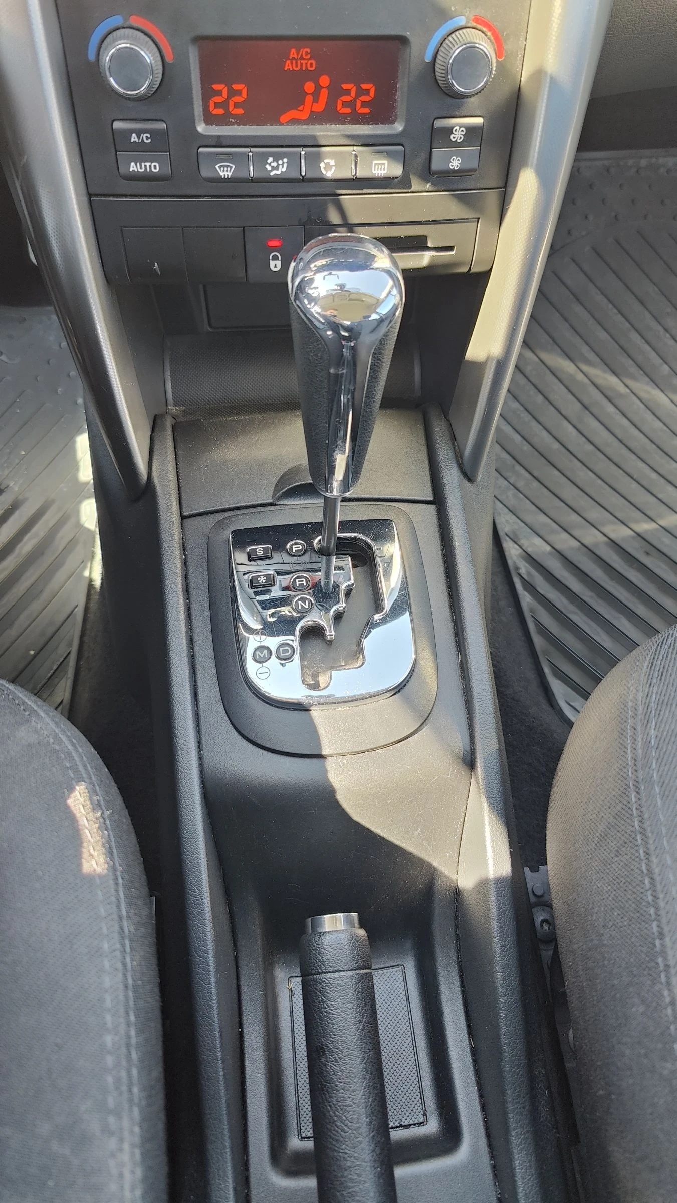 Peugeot 207 Avtomat, снимка 11 - Автомобили и джипове - 54097240