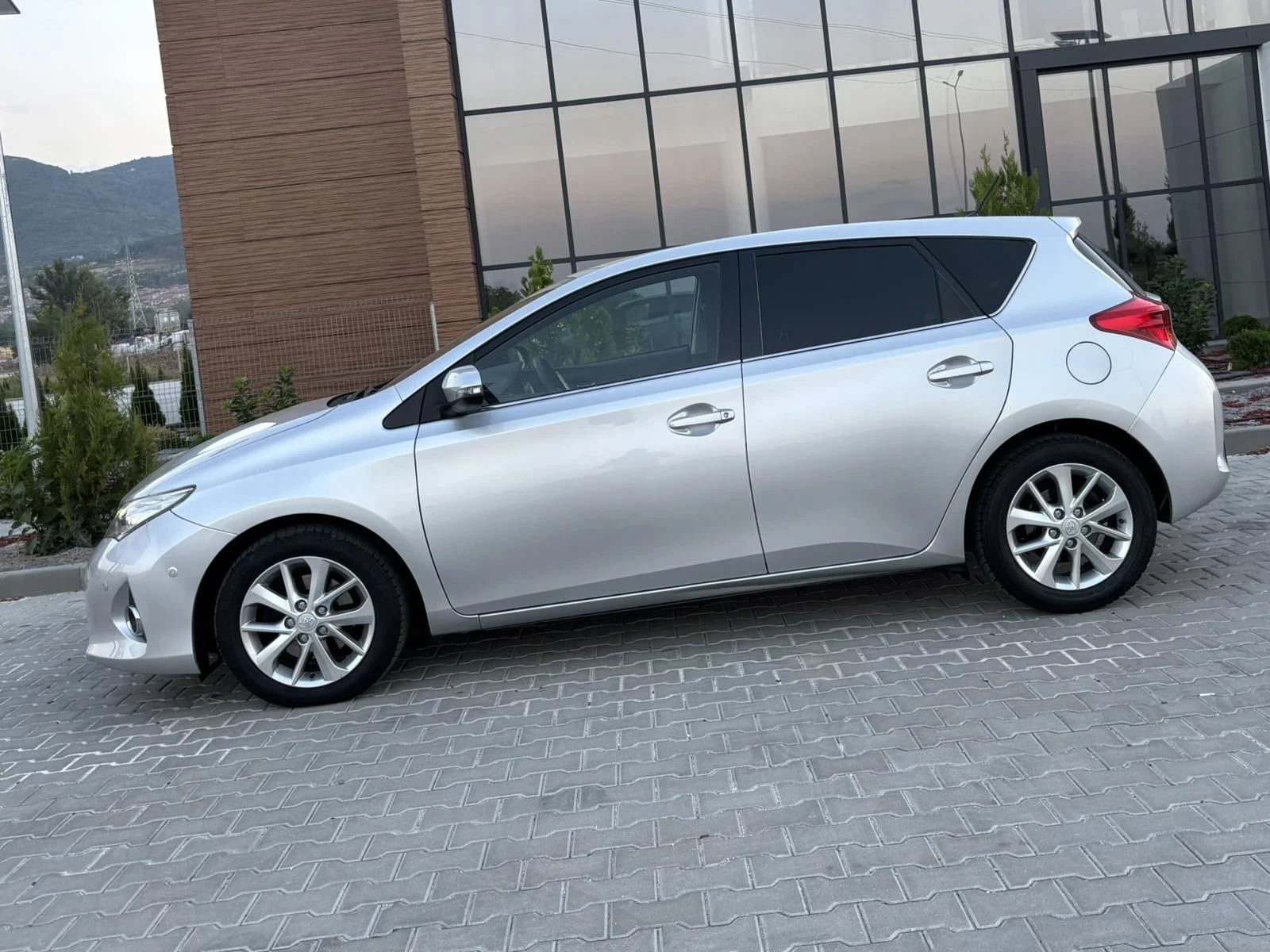 Toyota Auris 2.0D4d/124кс/НАВИ/КАМЕРА/EXECUTiVE/ЕВРО5, снимка 4 - Автомобили и джипове - 55958209