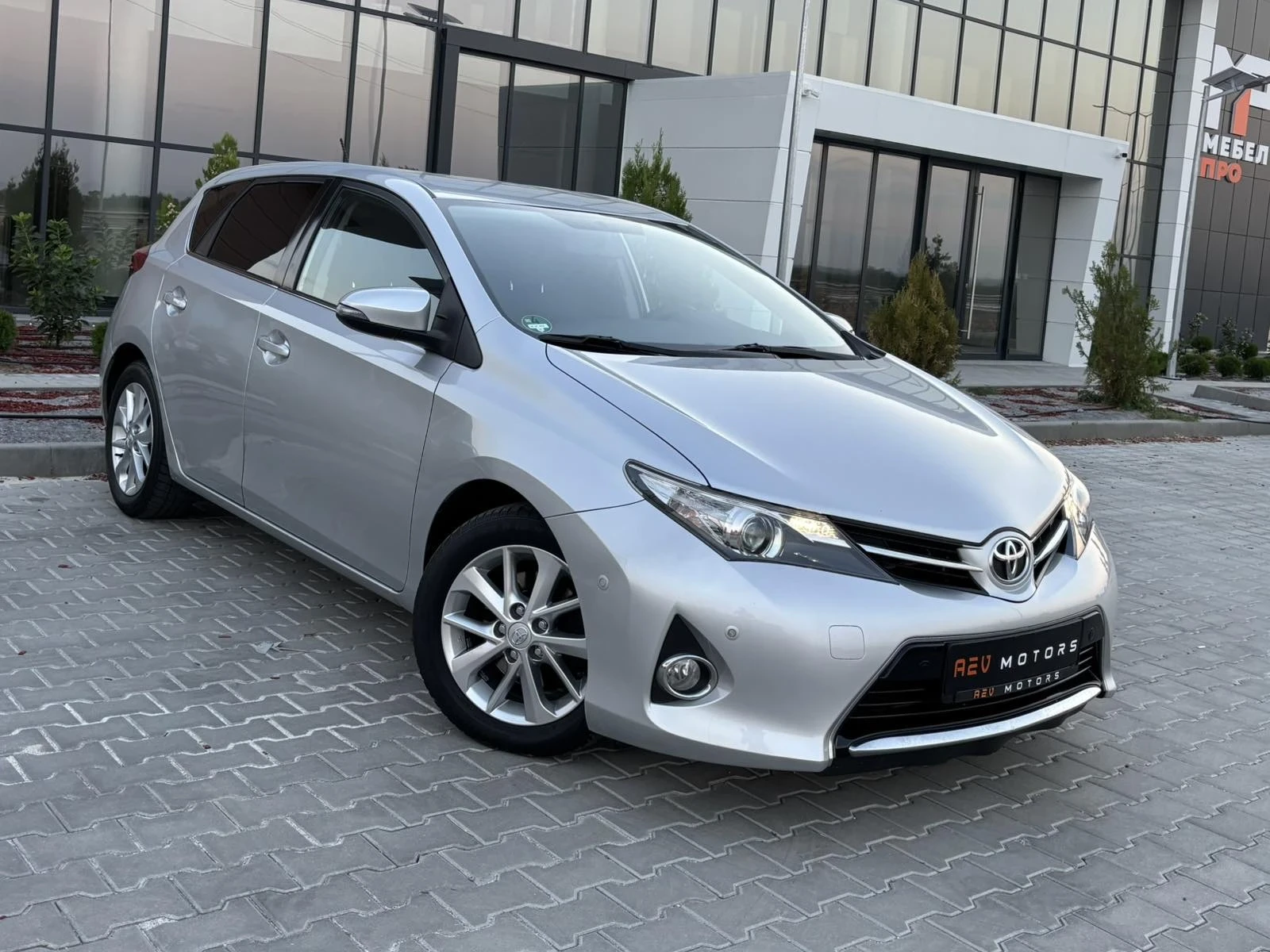 Toyota Auris 2.0D4d/124кс/НАВИ/КАМЕРА/EXECUTiVE/ЕВРО5, снимка 2 - Автомобили и джипове - 55958209