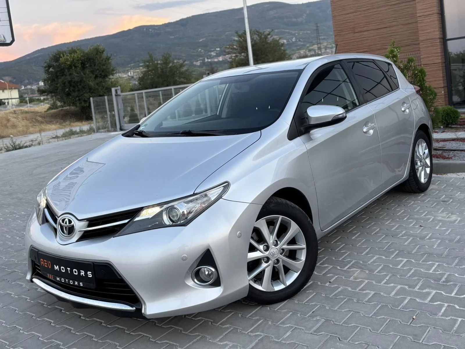 Toyota Auris 2.0D4d/124кс/НАВИ/КАМЕРА/EXECUTiVE/ЕВРО5