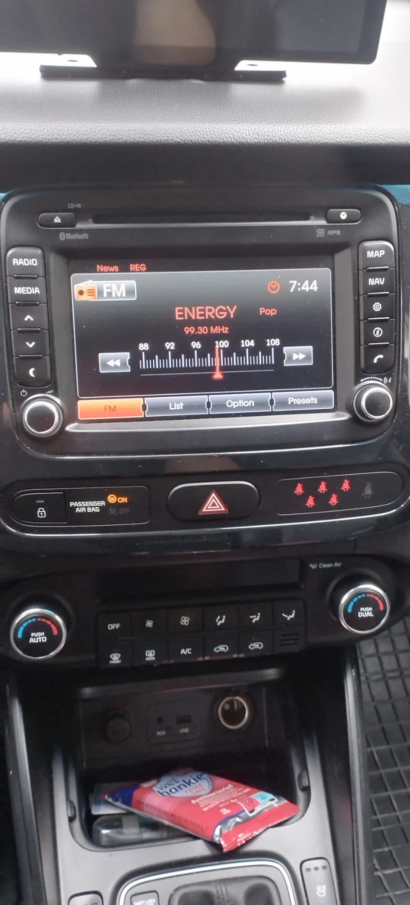 Kia Carens 1.7 CRDI, снимка 8 - Автомобили и джипове - 56360699