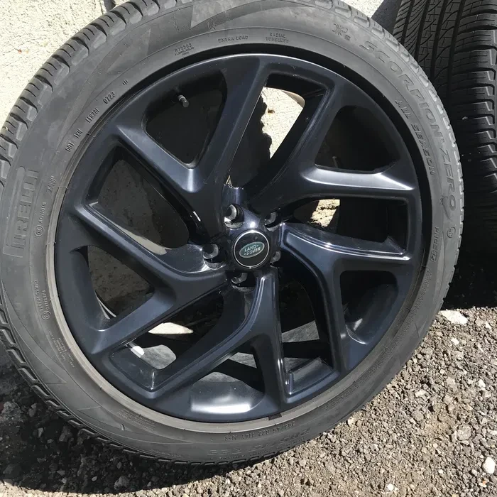 Гуми с джанти Pirelli 285/45R22, снимка 2 - Гуми и джанти - 56233204