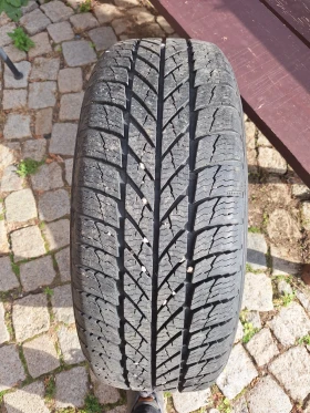 Гуми Зимни 205/60R16, снимка 1 - Гуми и джанти - 47639637