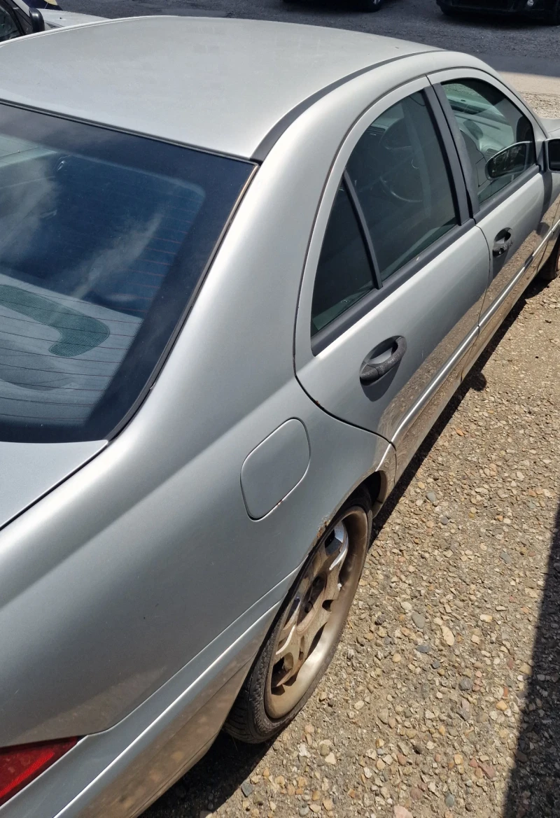 Mercedes-Benz C 180, снимка 4 - Автомобили и джипове - 51511956