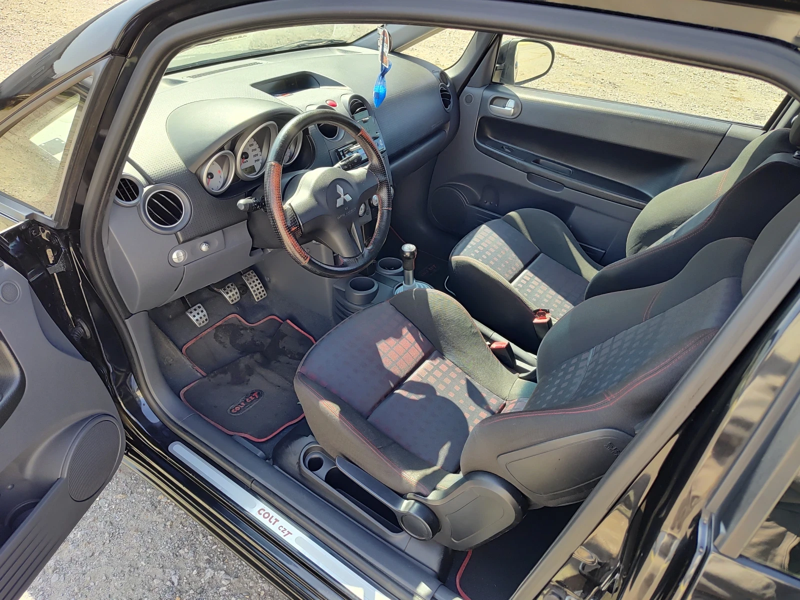 Mitsubishi Colt 1.5 CZT, снимка 8 - Автомобили и джипове - 53840859